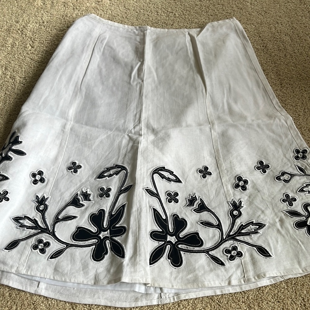 Skirt with flower stitch